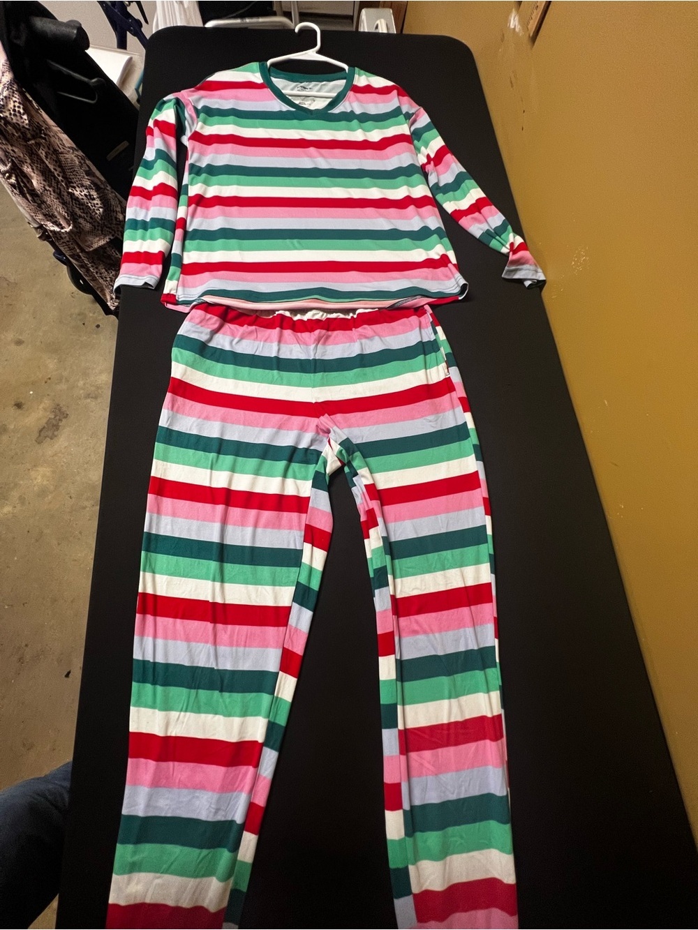 JOY SPUN LADIES LONG SLEEVE PULLOVER V NECK PAJAMAS. SMALL (4-6) MULTI-COLORED
